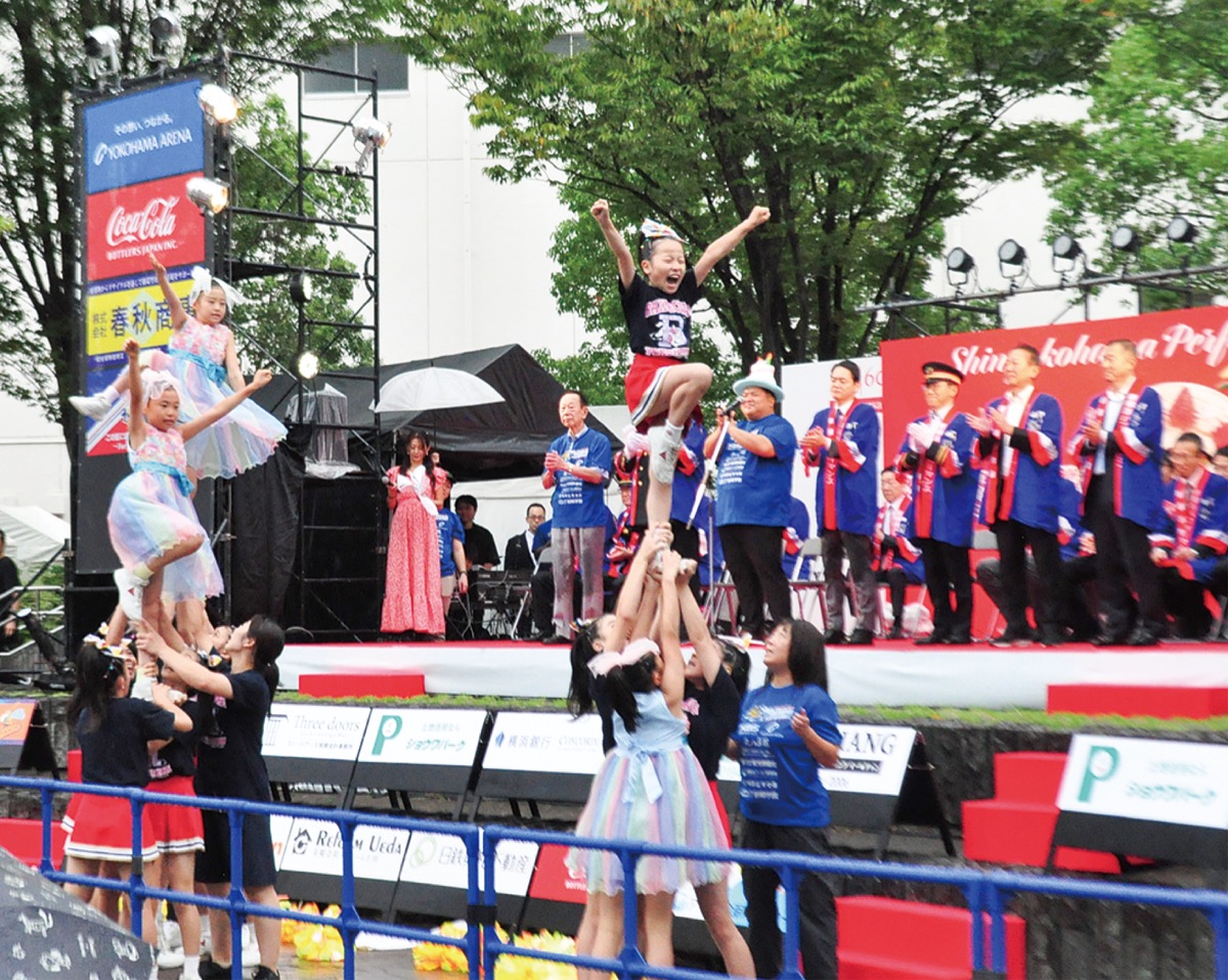 堂々とした演技でオープニングを飾る子どもたち