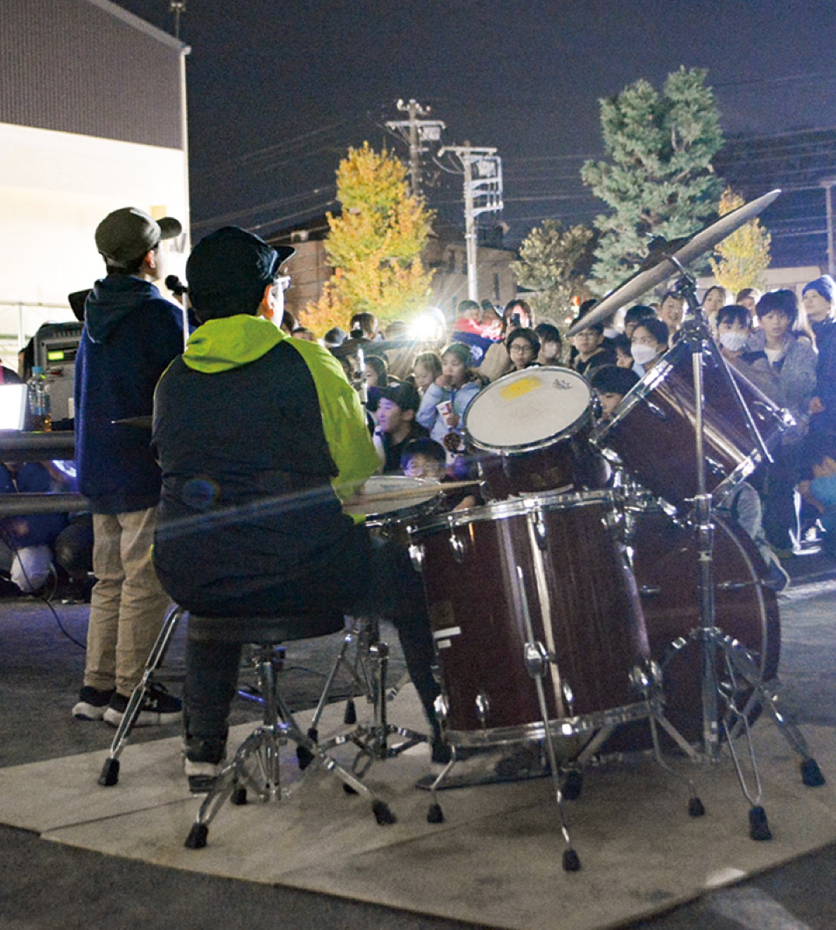 バンド演奏する児童