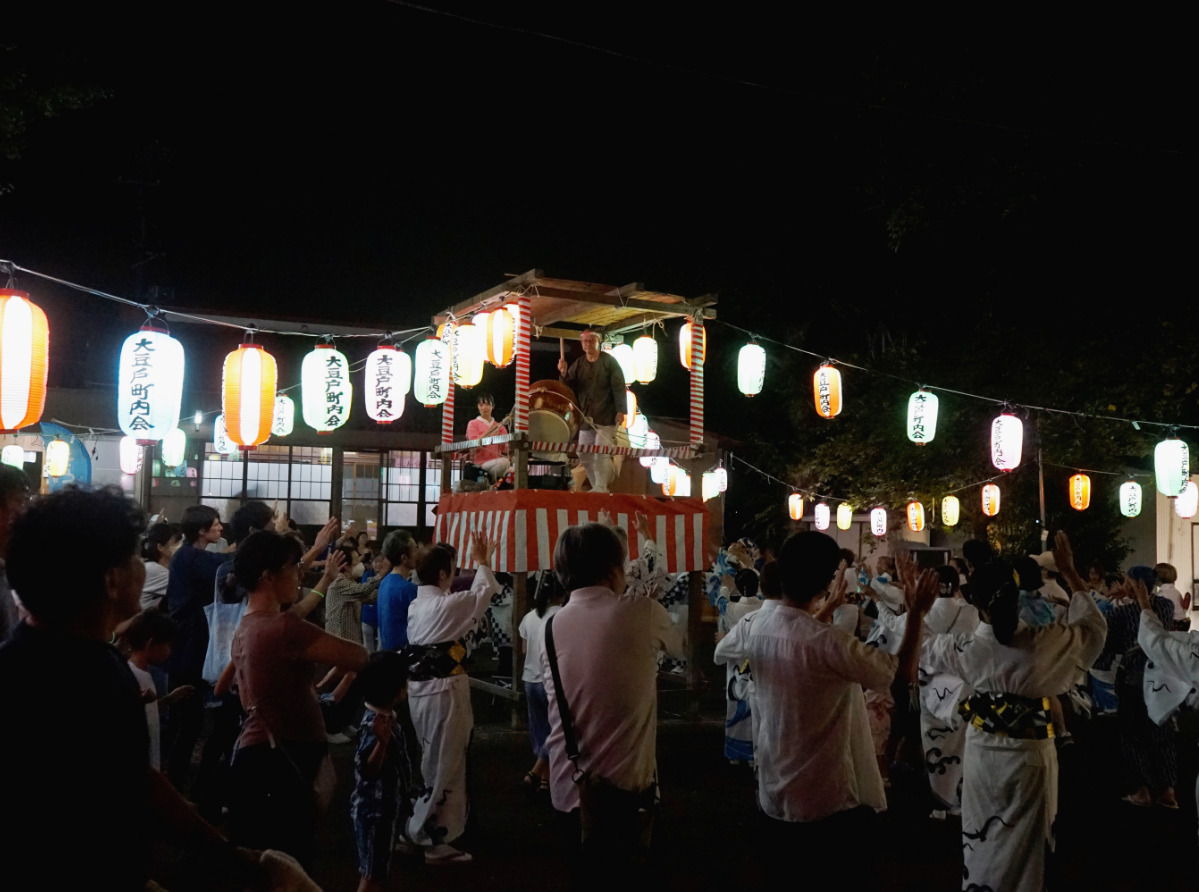 やぐら囲んで踊り楽しむ