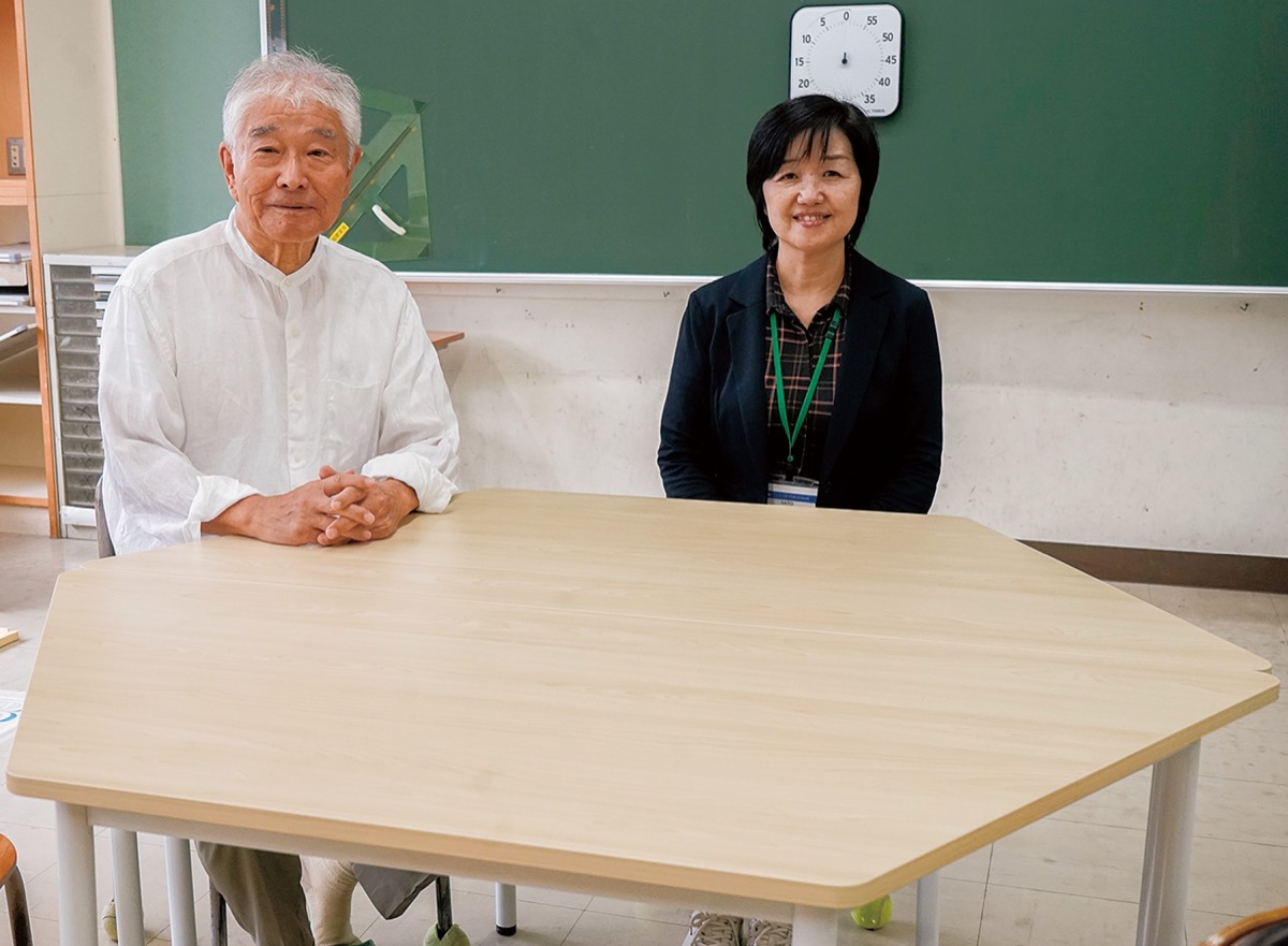 新羽小に台形机寄贈