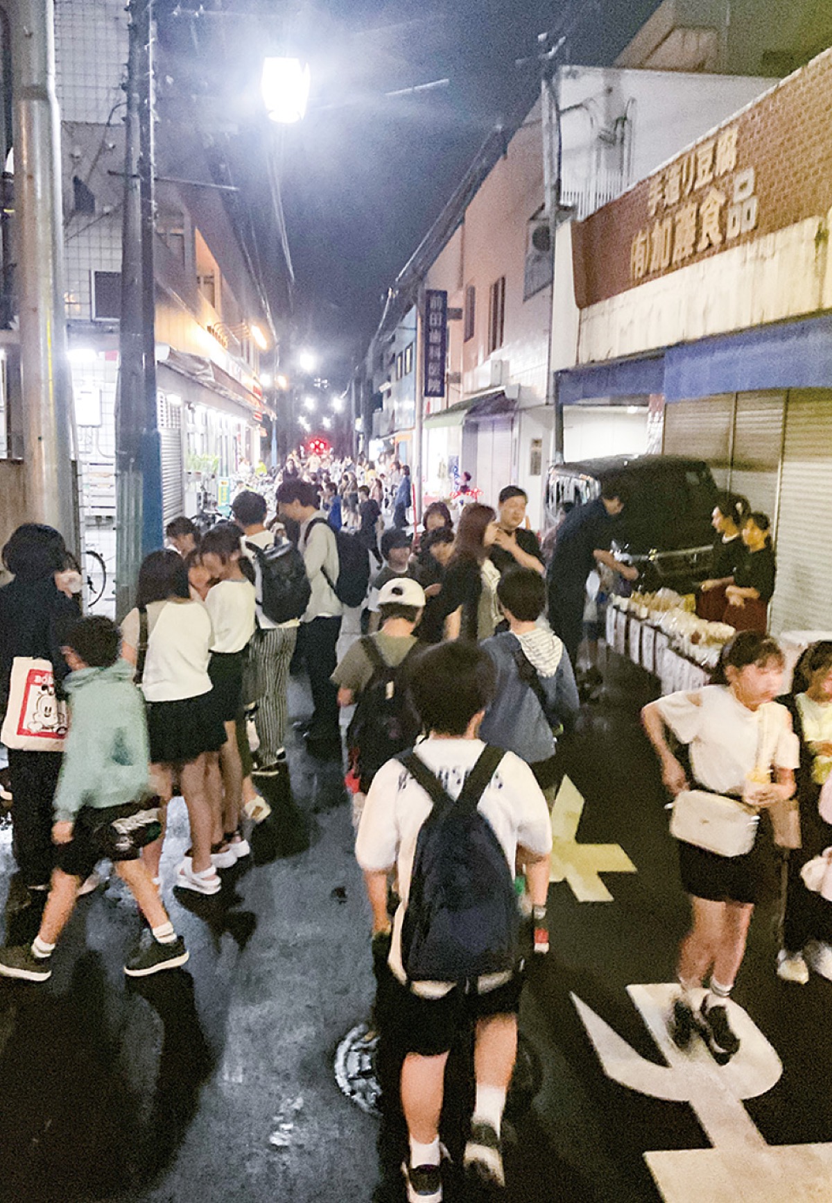 夜の商店街に児童ら