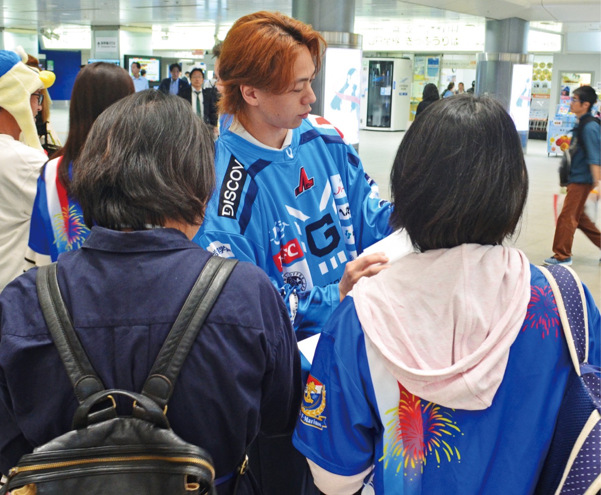 啓発グッズを配る磯部選手