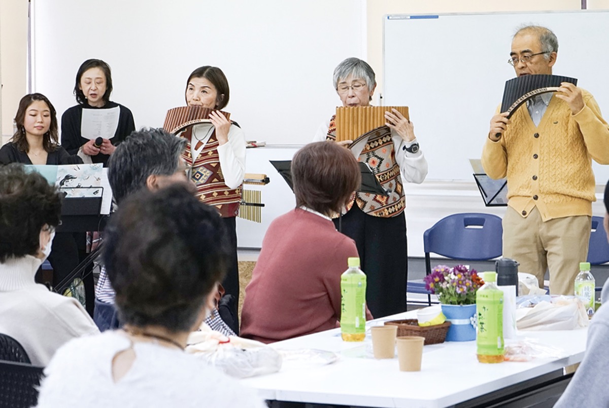 聞いて触って交流深める