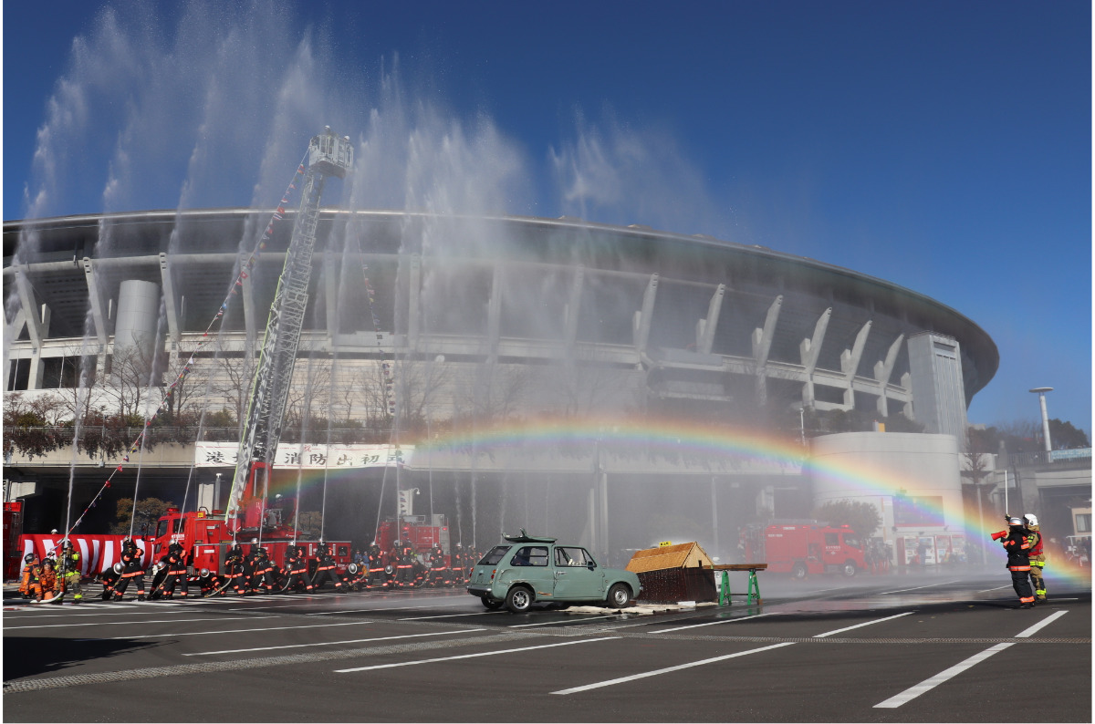 息飲む一斉放水