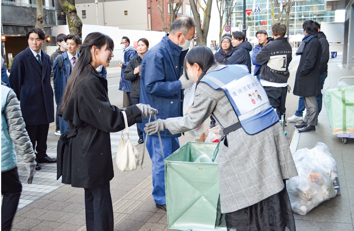 式典参加者らも美化活動
