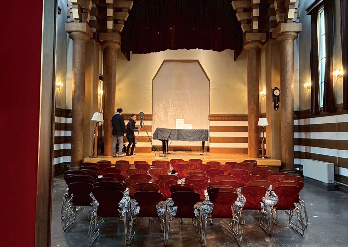 記念館ホールを360度スキャニングカメラで撮影する様子