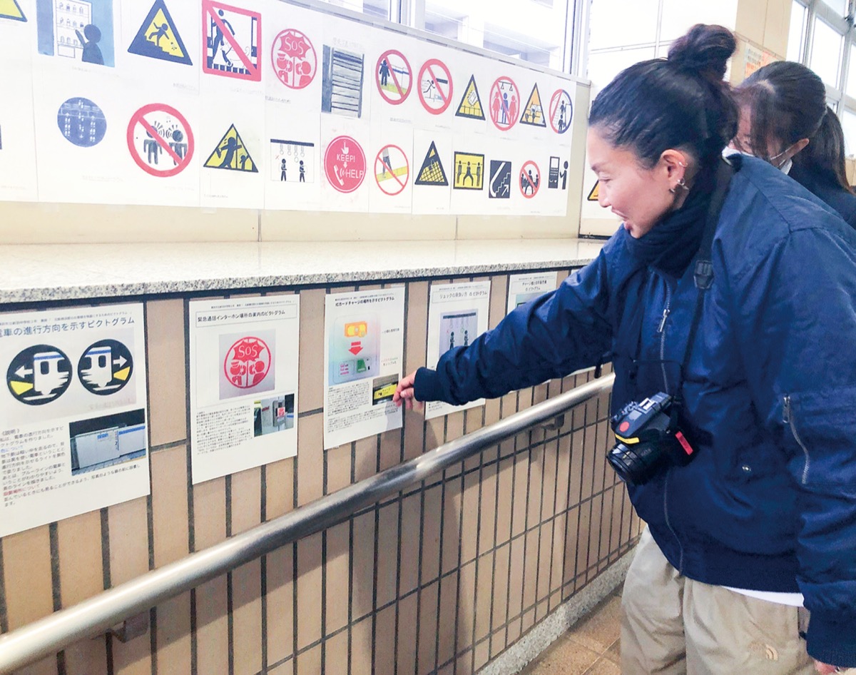 生徒の作品を解説する志村教諭