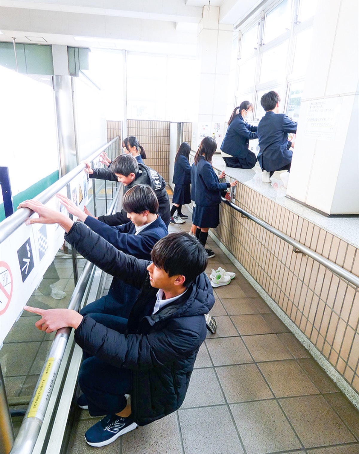 一枚一枚丁寧に貼る生徒ら