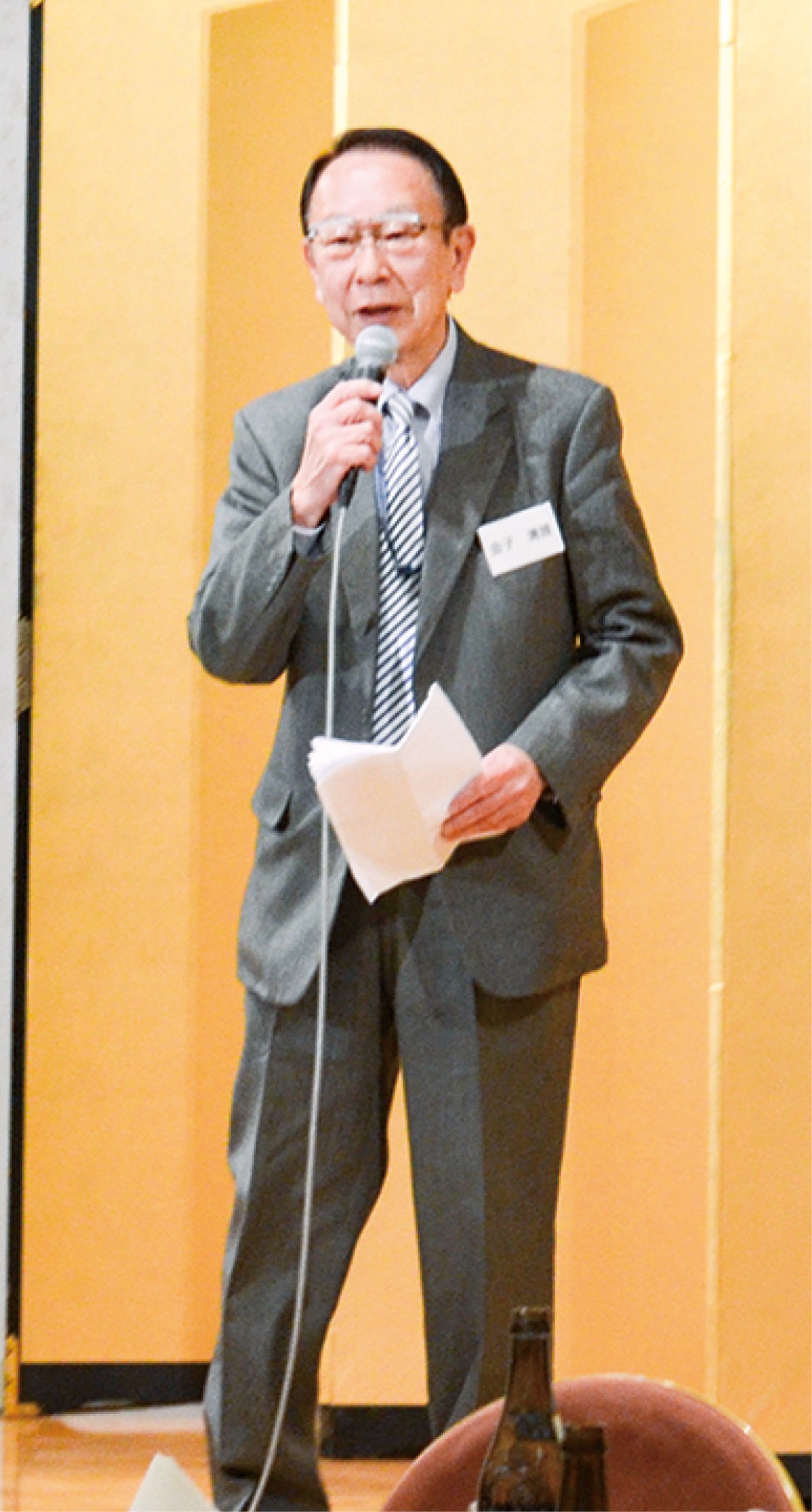 あいさつする金子会長