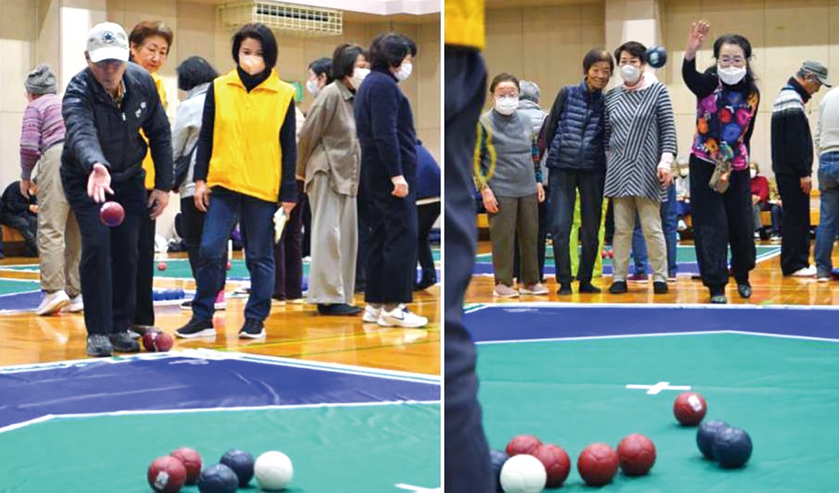 カラーボールを投じる参加者