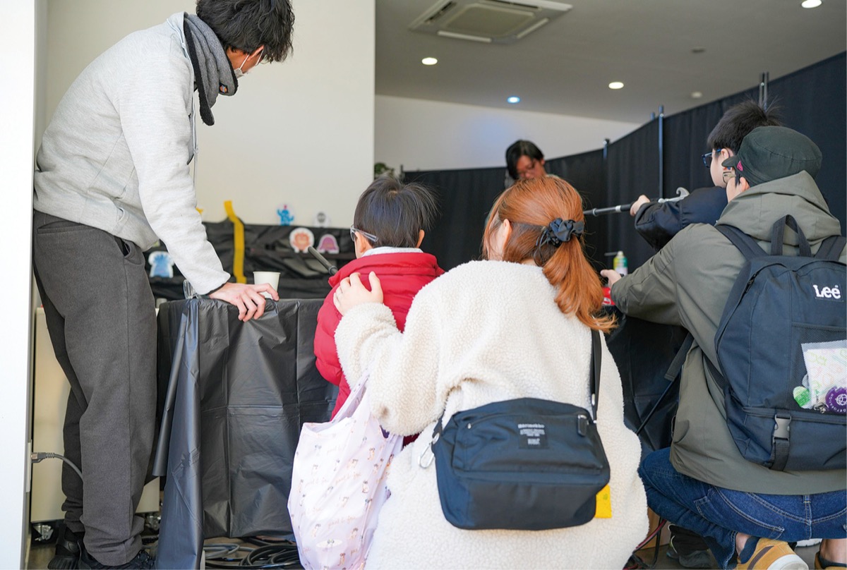 アトラクションに興じる親子