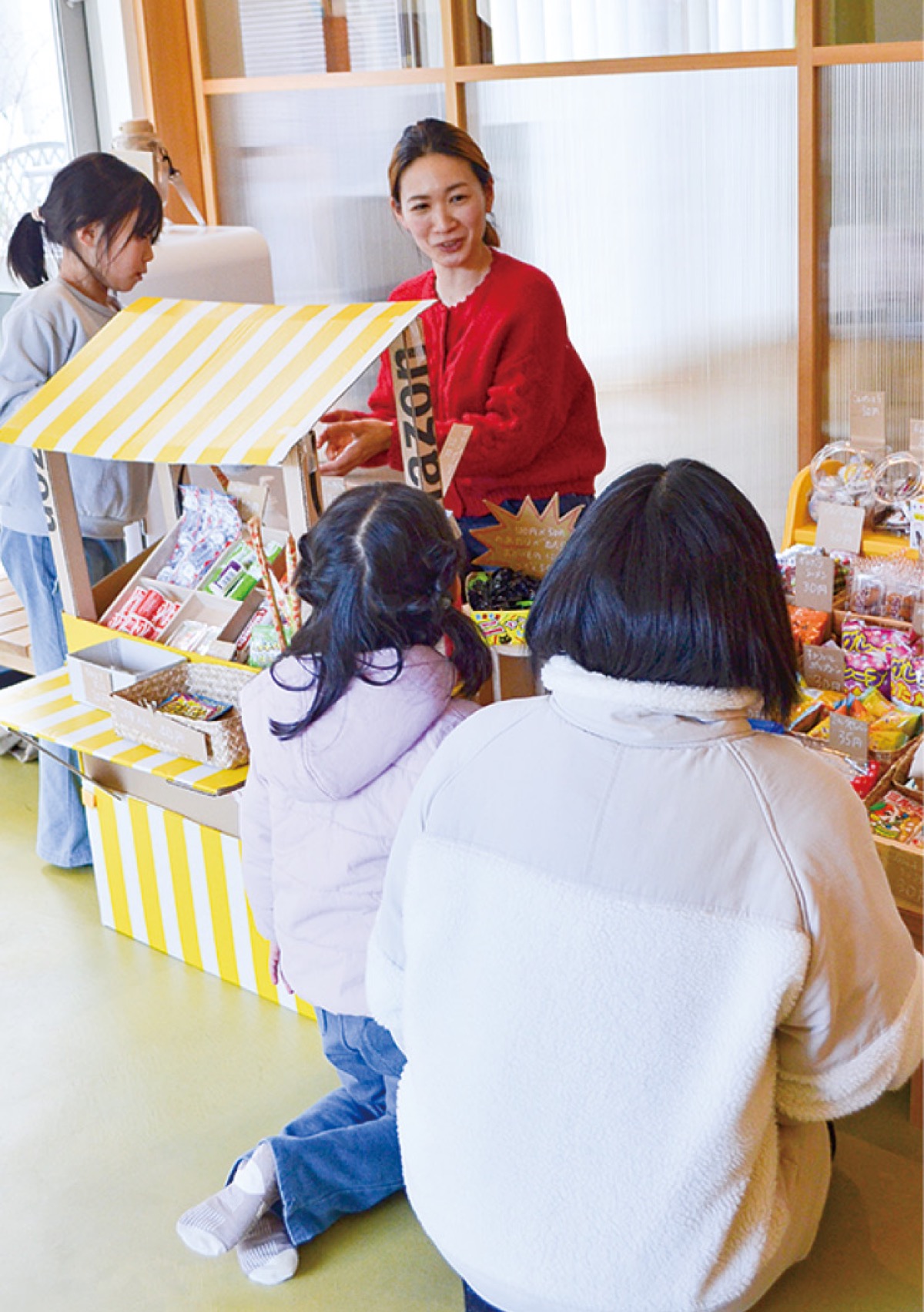 駄菓子屋を利用する子どもたち