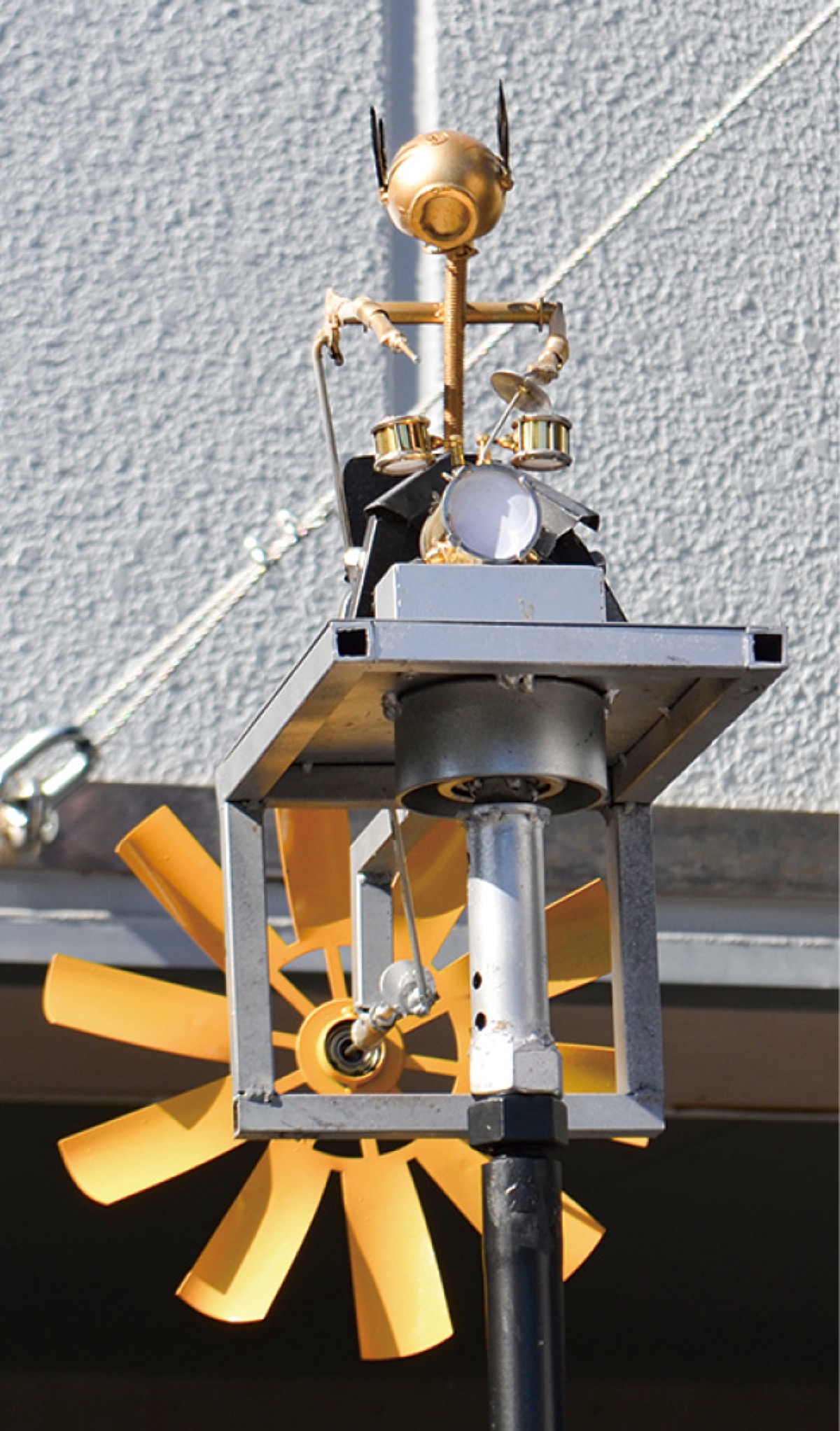 風が吹くとドラムを叩く小型ロボット