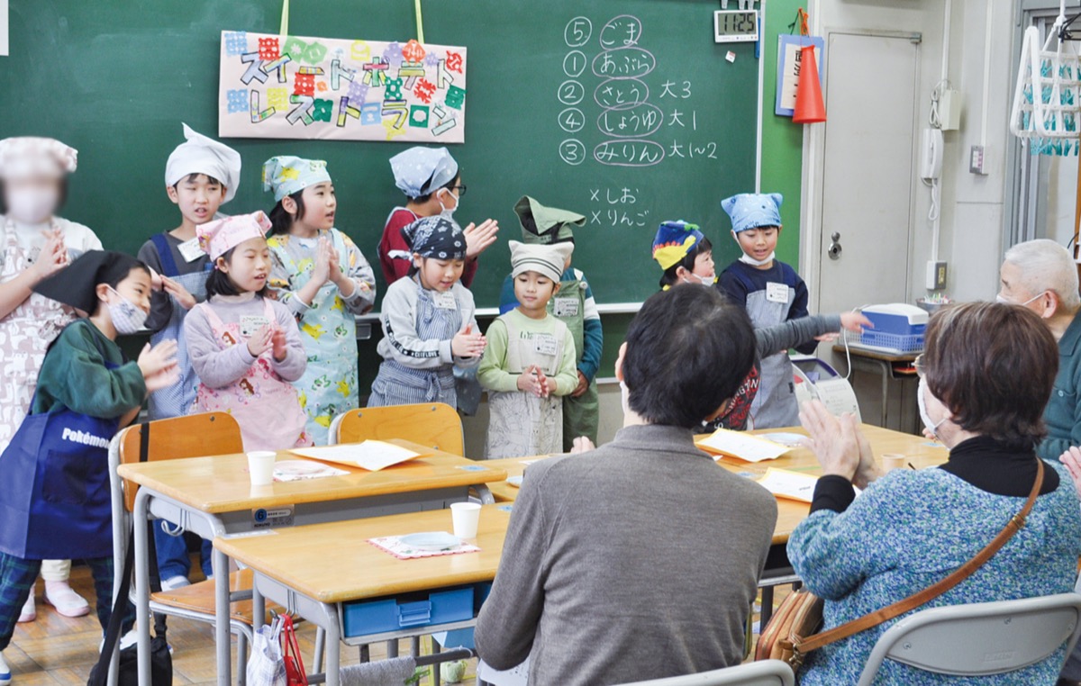 ｢覚えるのが大変だった｣という手話を交えて合唱する児童