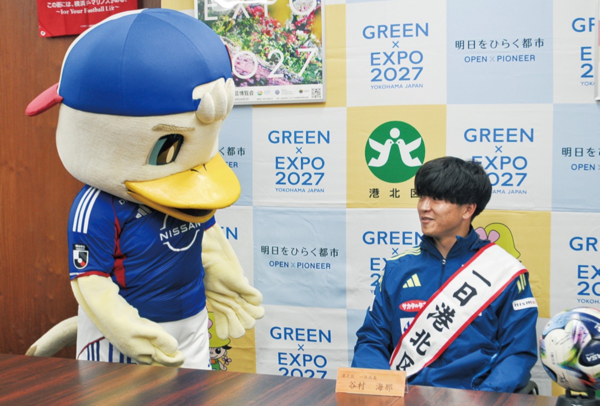 マリノスケにポージングを指導される谷村選手