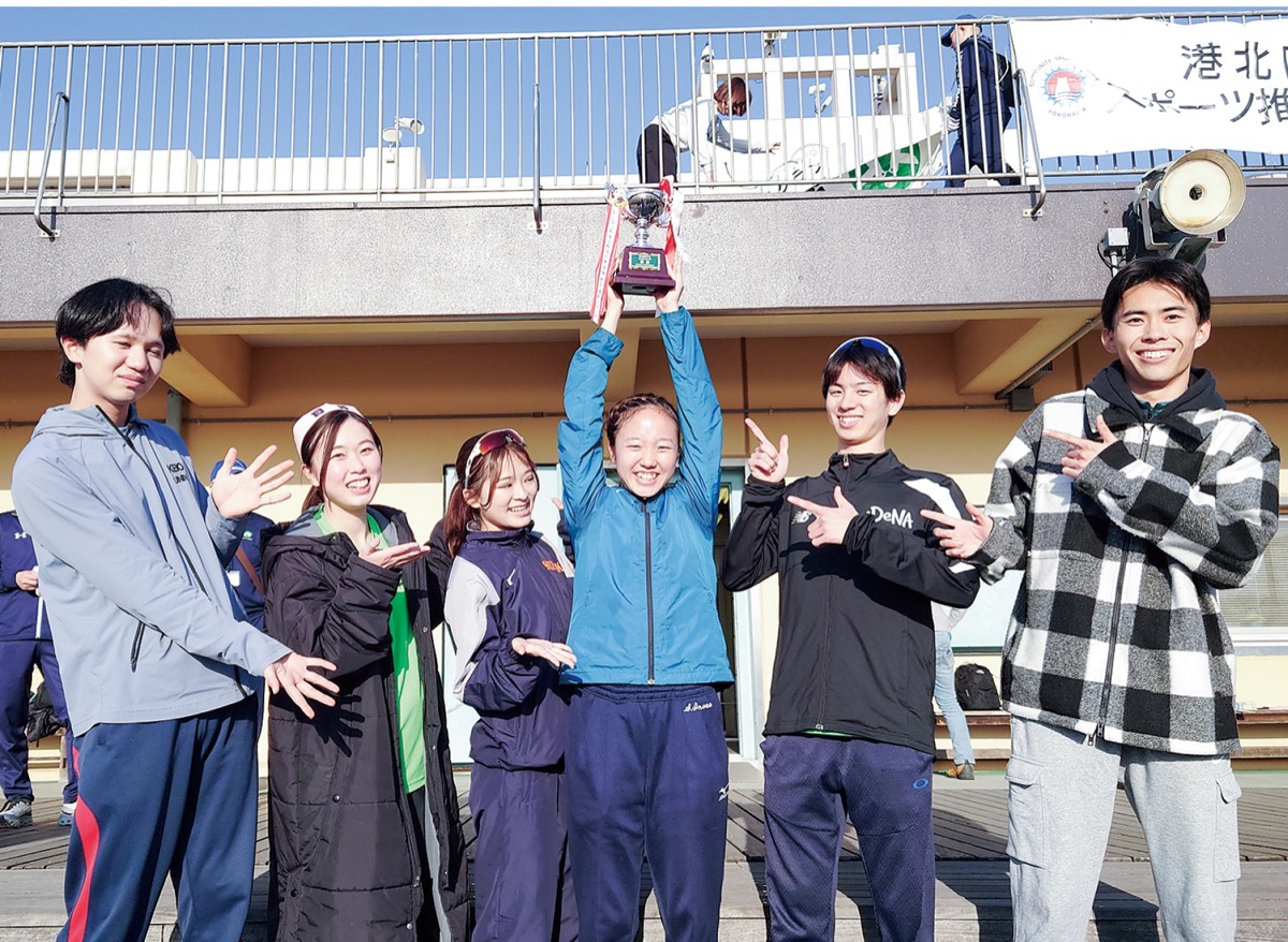 大会当日、カップを掲げる選手ら=提供