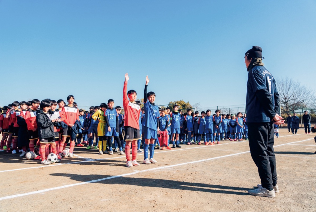 選手宣誓を行う両チームの選手=同