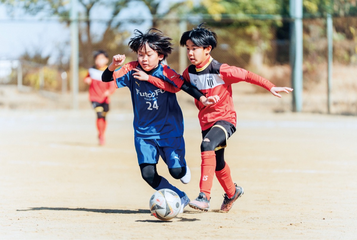 激しい試合展開を繰り広げる選手ら=同