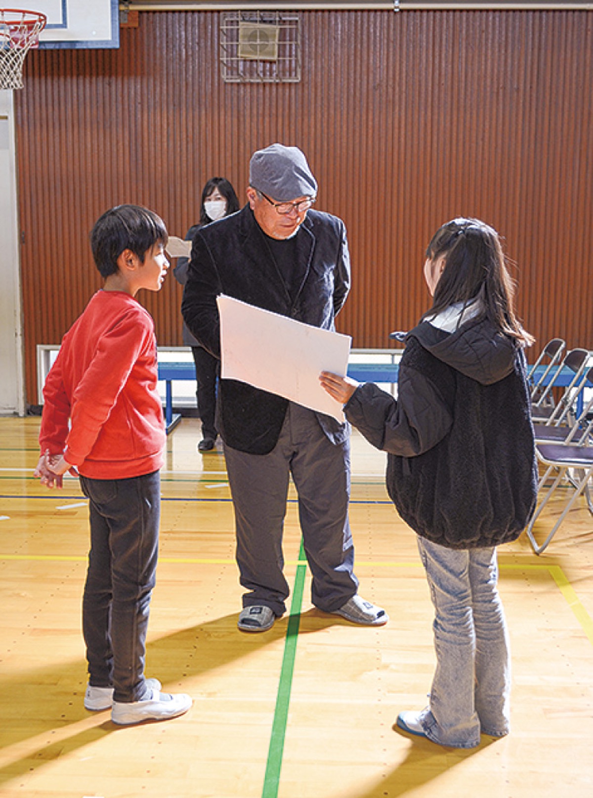 児童らの学習成果を聞き入る来場者