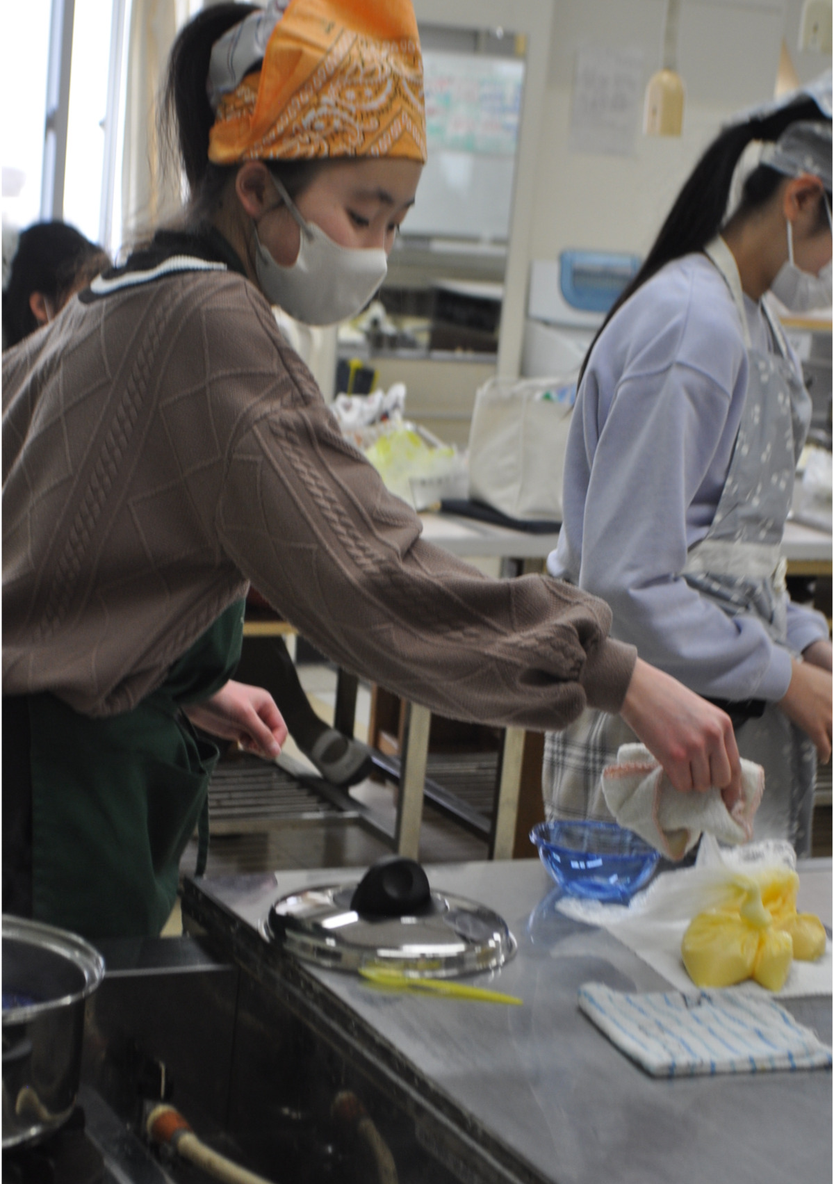 ポリ袋を使ってプリンを作る児童