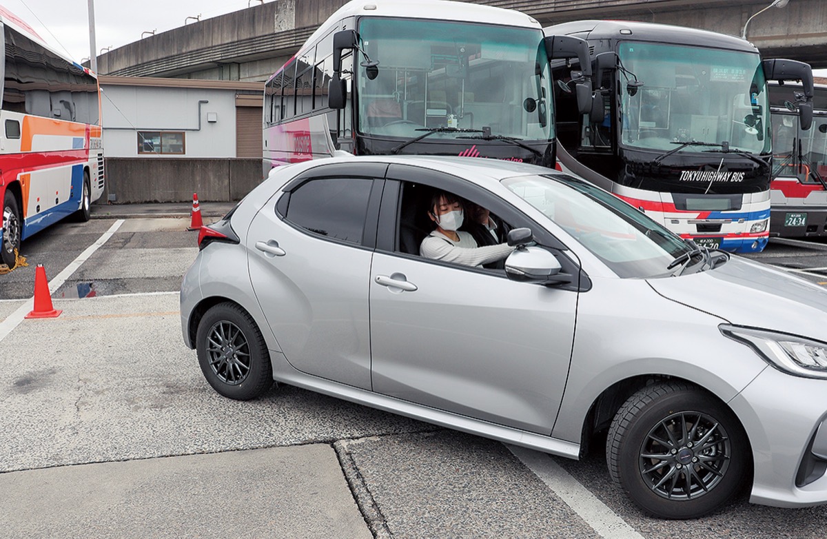 バスとバスの間で車庫入れの練習する受講者