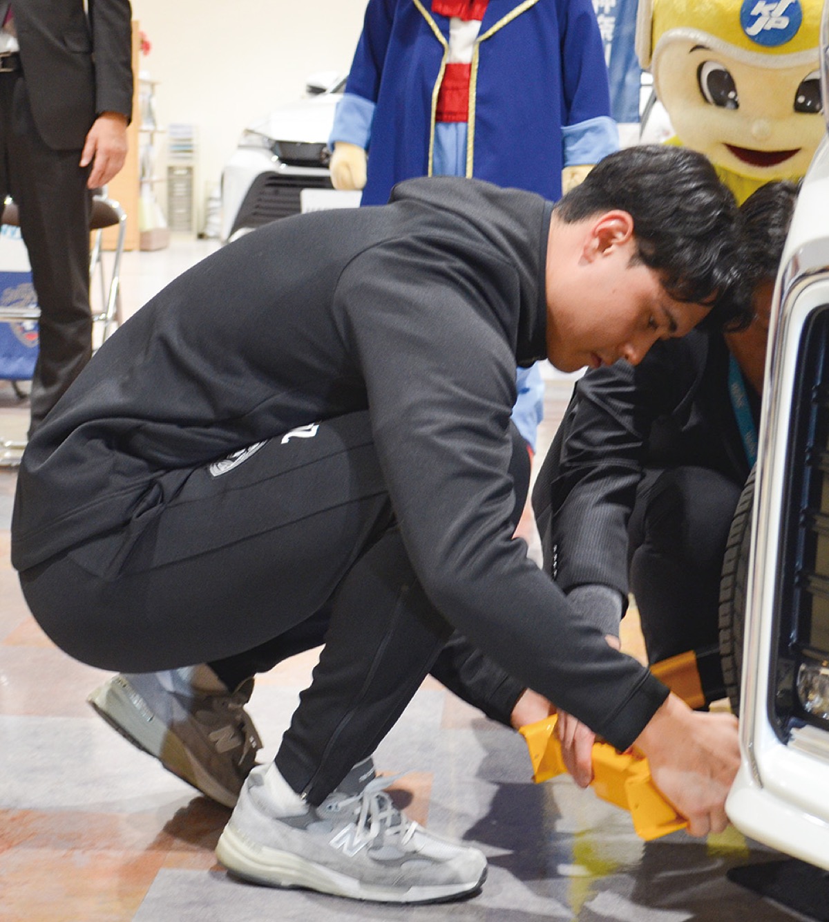 タイヤロックを実演する松崎選手