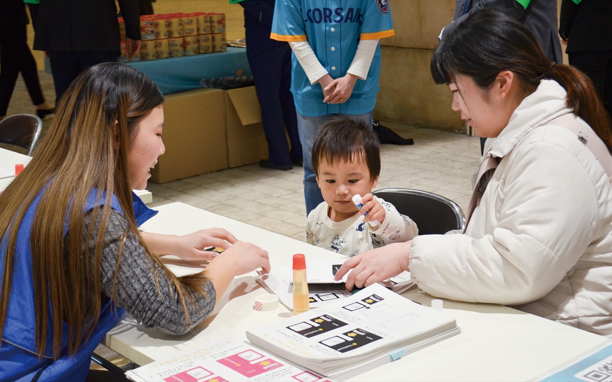 「こども警察手帳」制作のワークショップに参加する親子