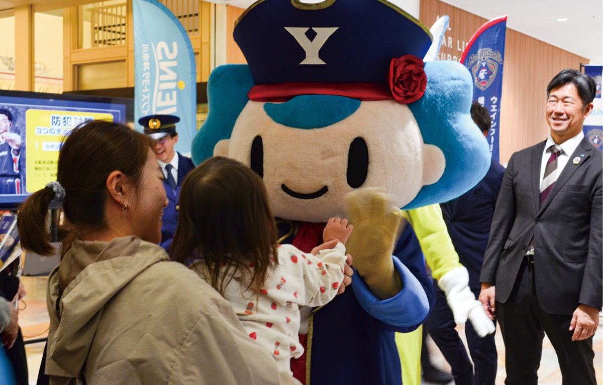 子どもとハイタッチする横浜ビー・コルセアーズの公式マスコット「コルス」