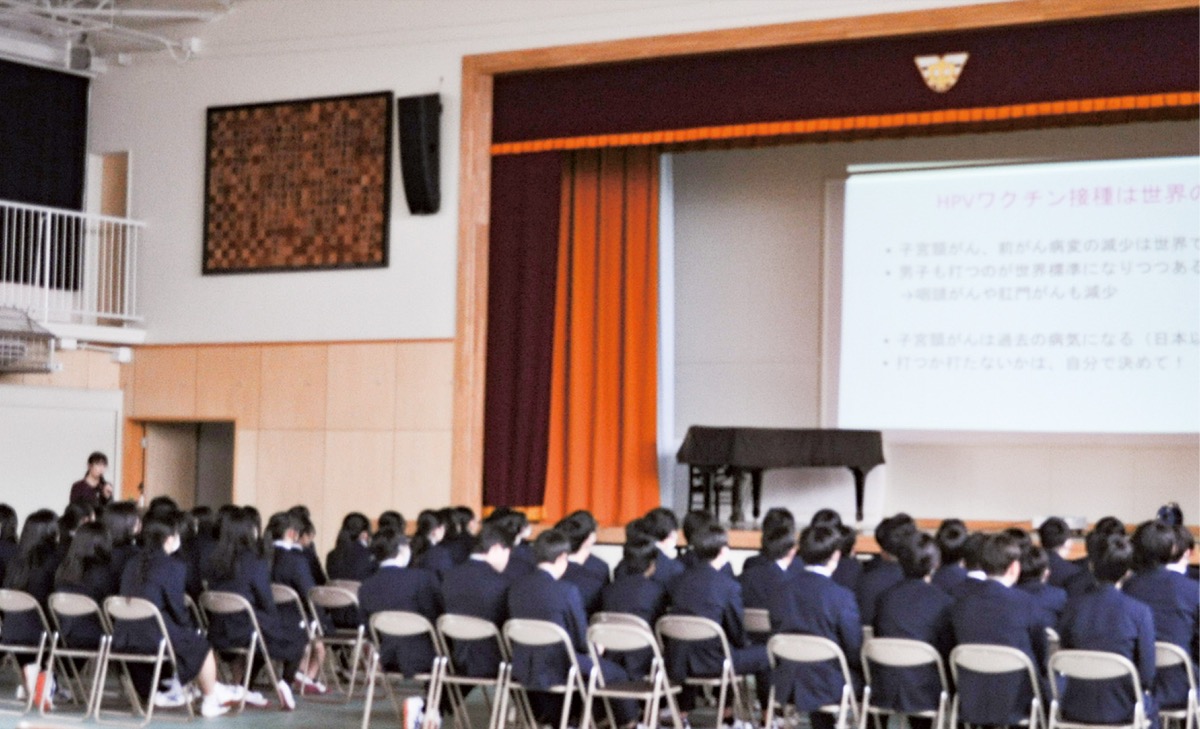 荒田医師の講義に耳を傾ける生徒ら