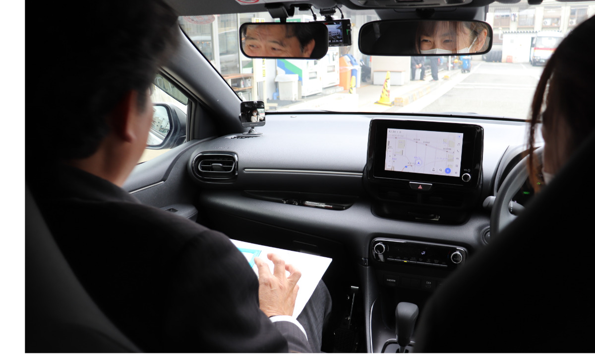 助手席には講師用のミラーを完備