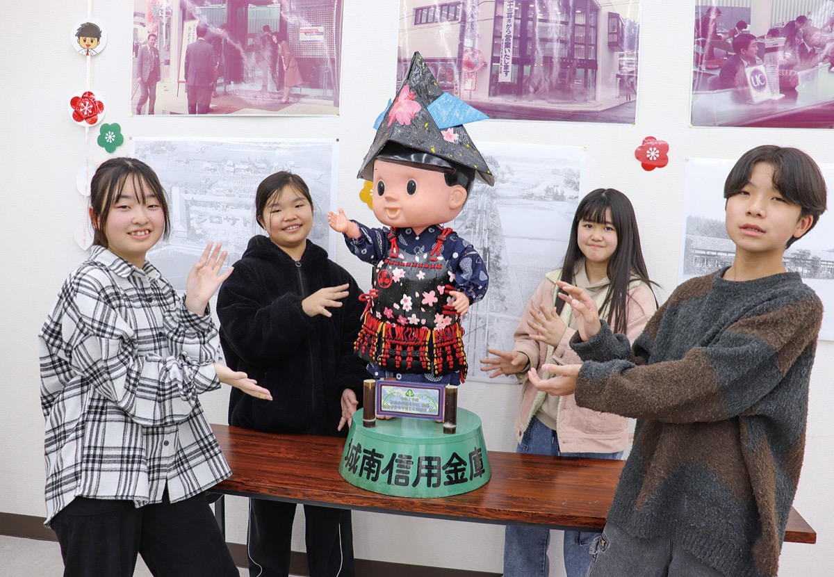 甲冑を装着した「しんちゃん」を取り囲む児童ら