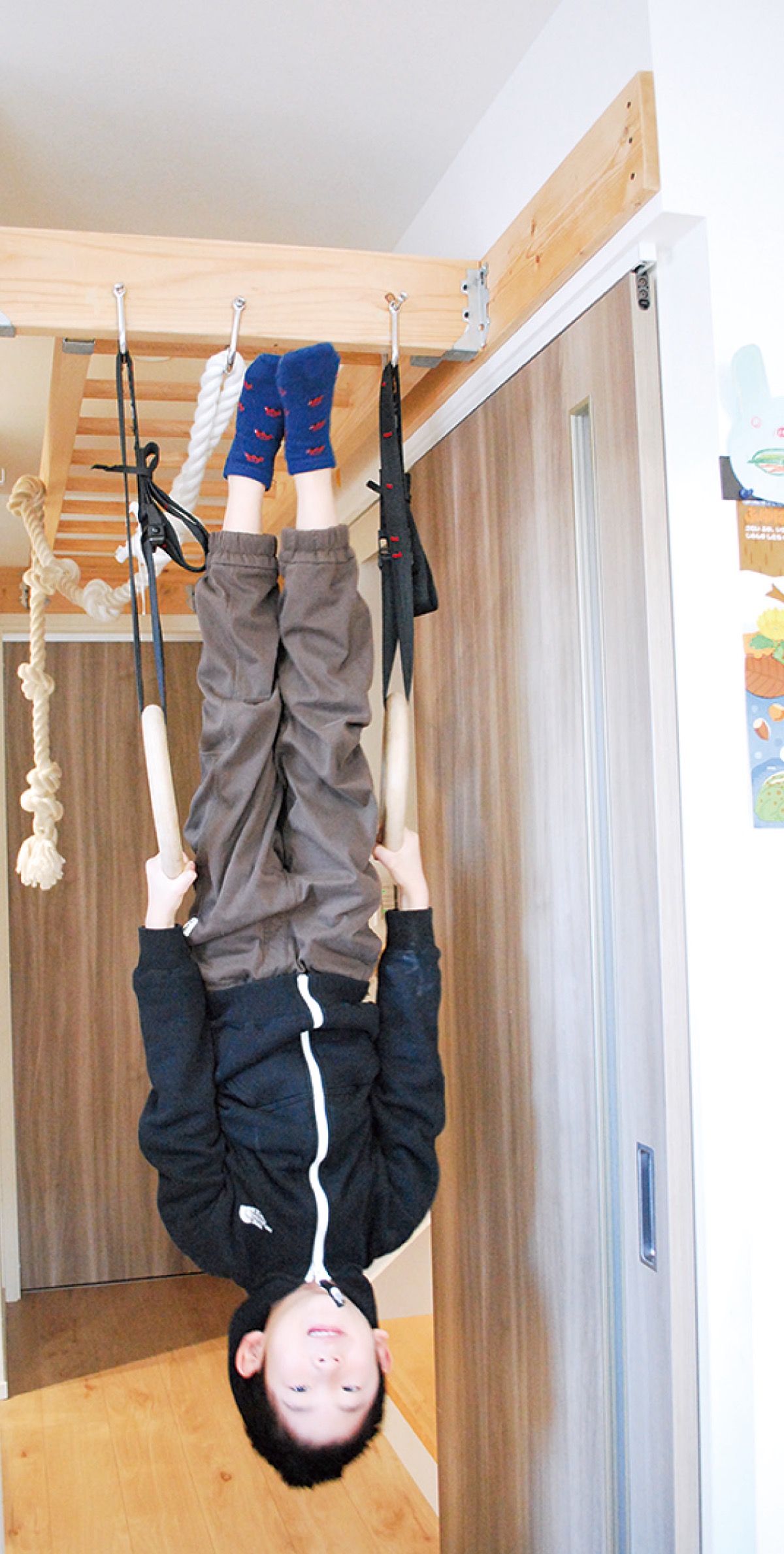 息抜きの吊り輪を披露する優輝さん