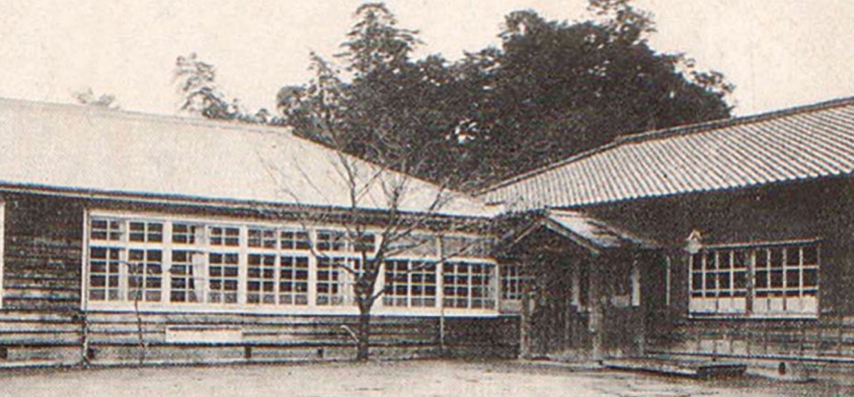 開校時の校舎（川和公会堂／１９４８年頃撮影）