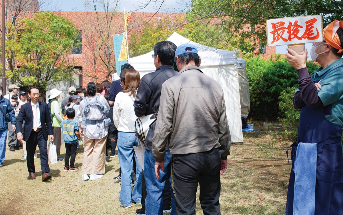 太尾宮そば打ち倶楽部の模擬店に並ぶ来場者ら
