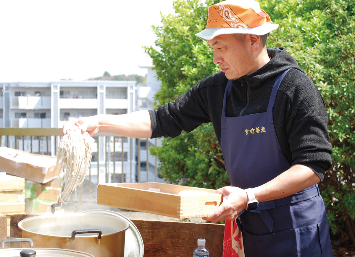 手打ちそばが鍋に投入される瞬間
