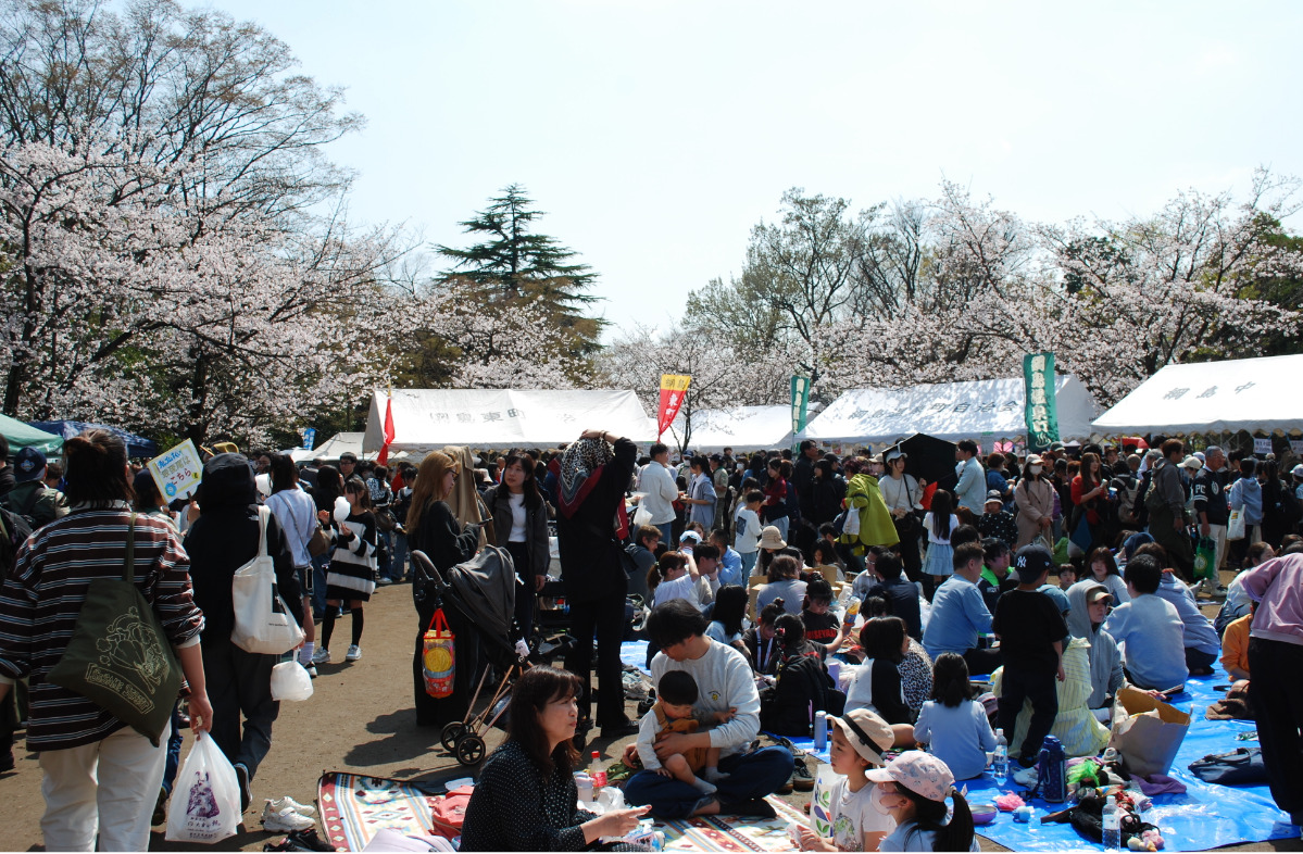 多くの来場者で賑わう会場