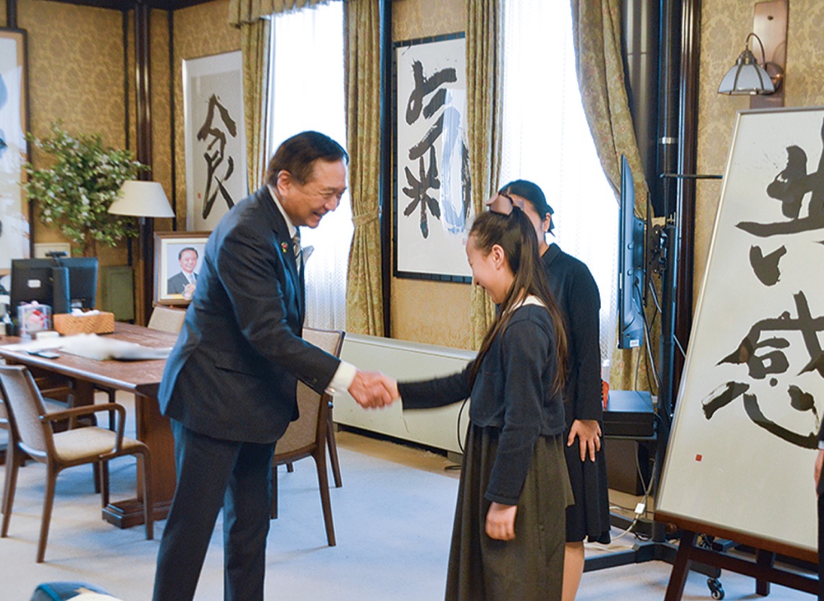 熱い握手を交わす２人