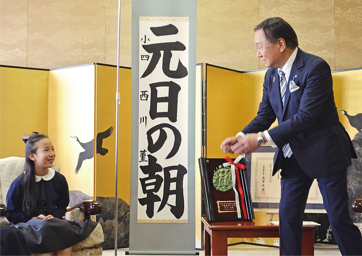 書道について和やかに会話する黒岩知事（右）と西川さん