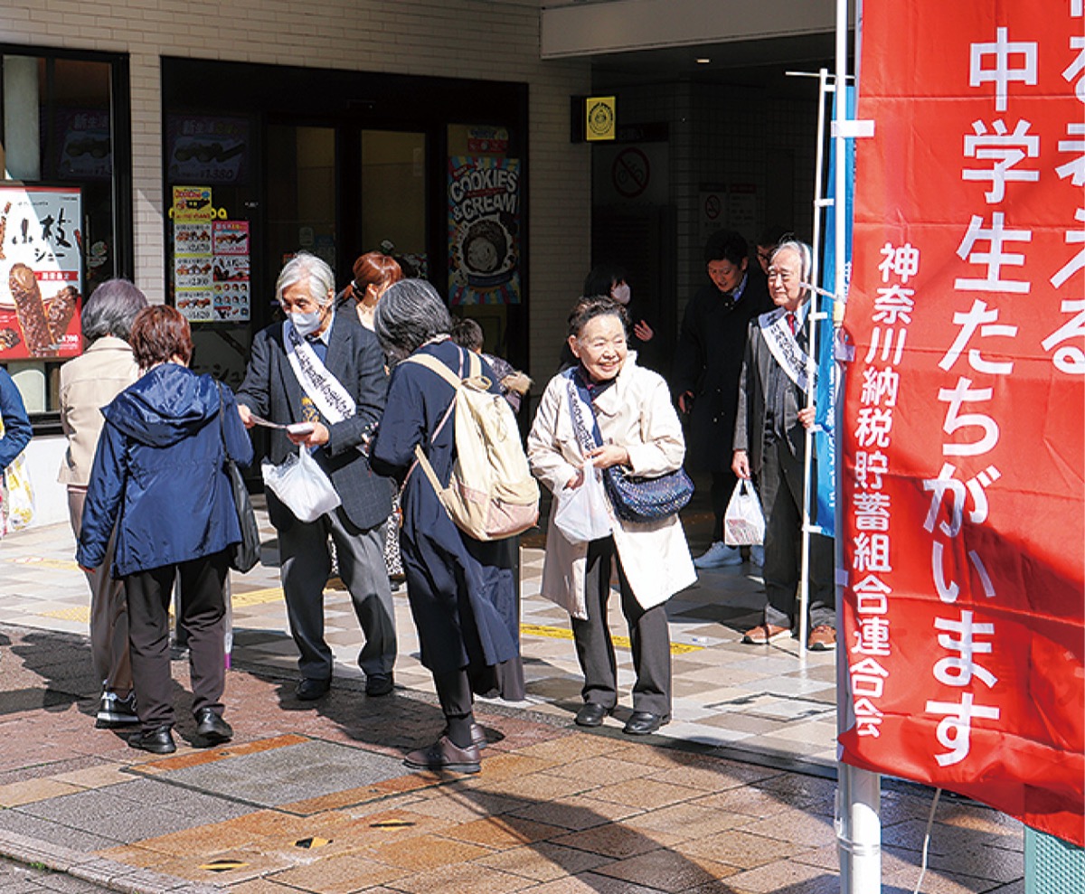 種を配るメンバーら