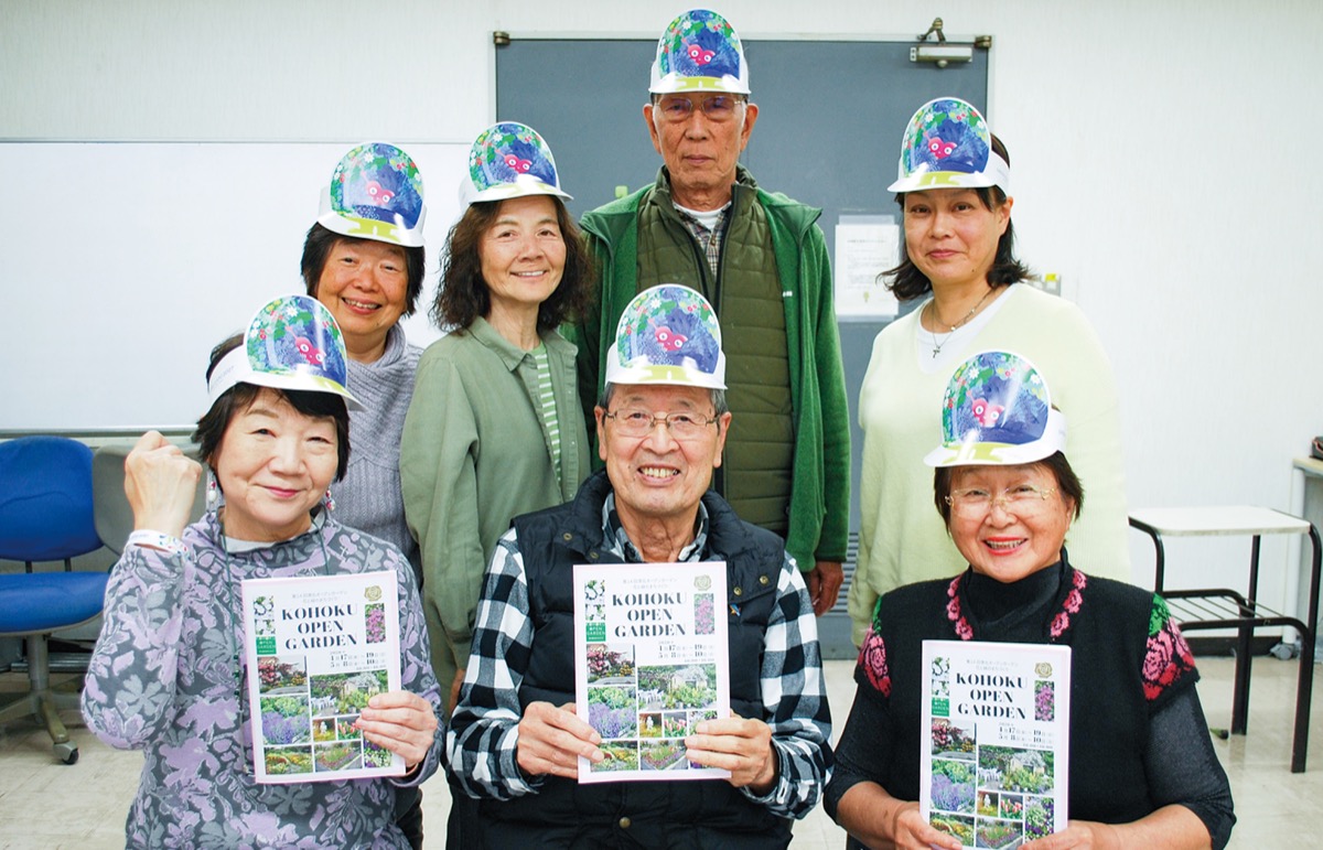 トゥンクトゥンクサンバイザーをつけ来場を呼び掛ける運営委員会メンバー