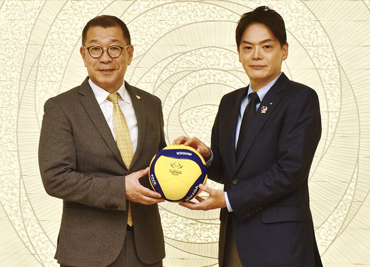 試合球を手にする大河チェアマンと山中市長