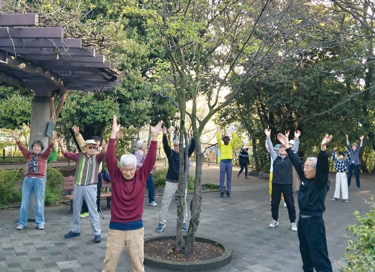 体を動かす参加者＝４月11日・田邉さん提供