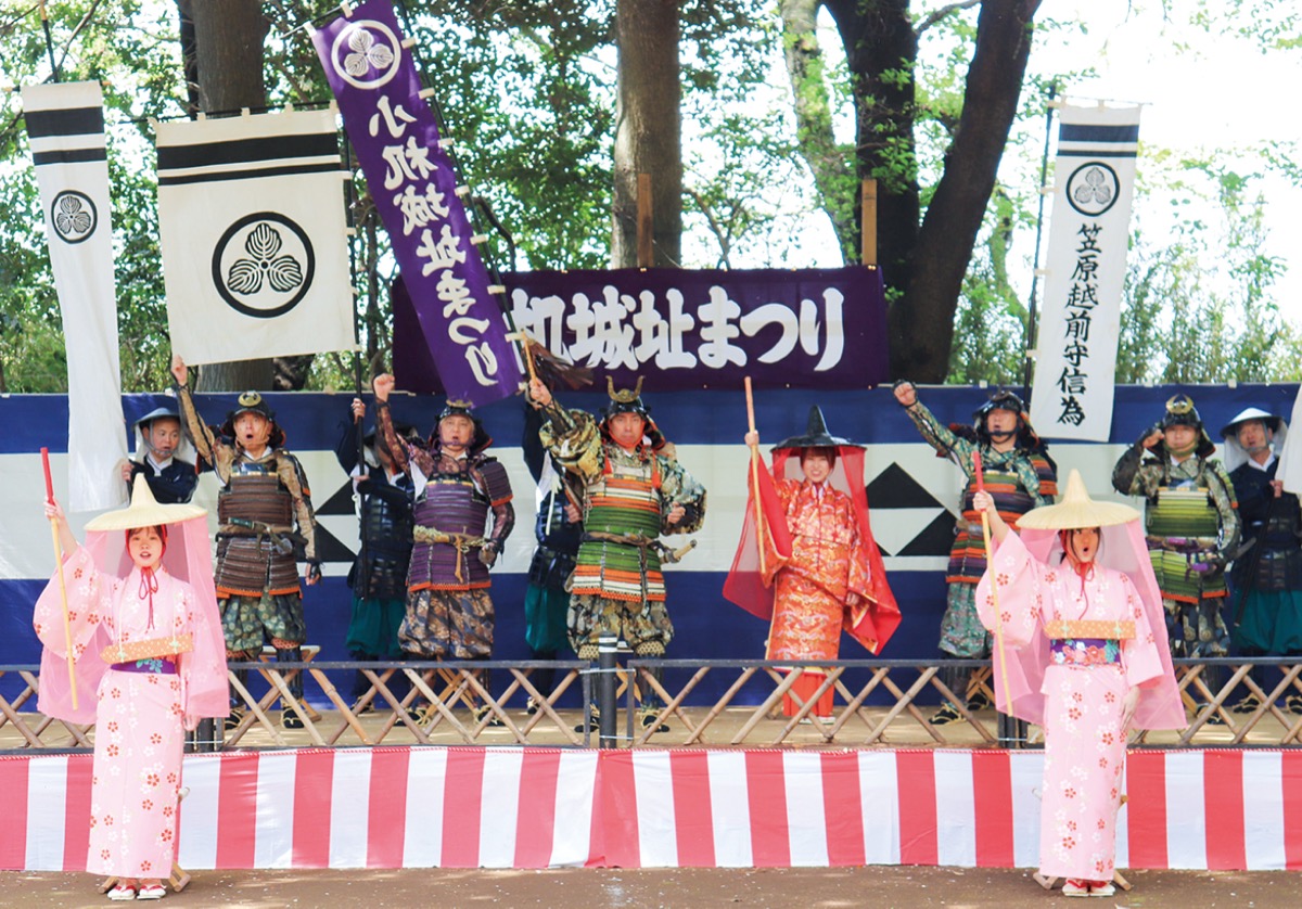 笠原越前守信為を演じた古石正史港北区長（中央）