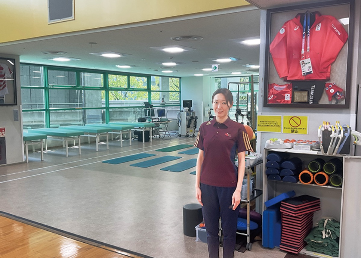 リハビリテーション室を案内する柴田科長