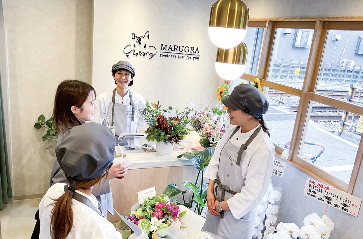 開店を祝福する声に笑顔が咲く店内