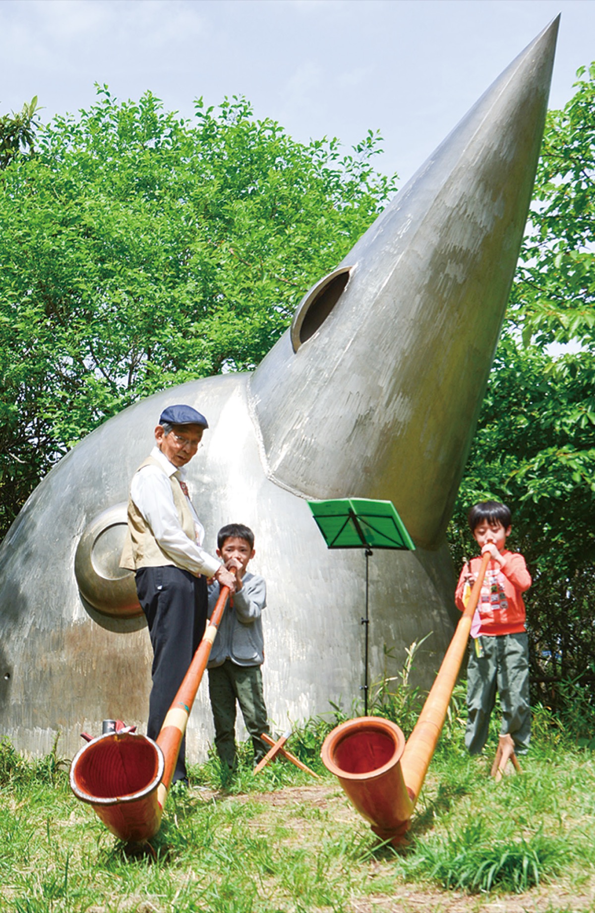 吹き方のコツを掴み大きな笛声を響かす児童ら