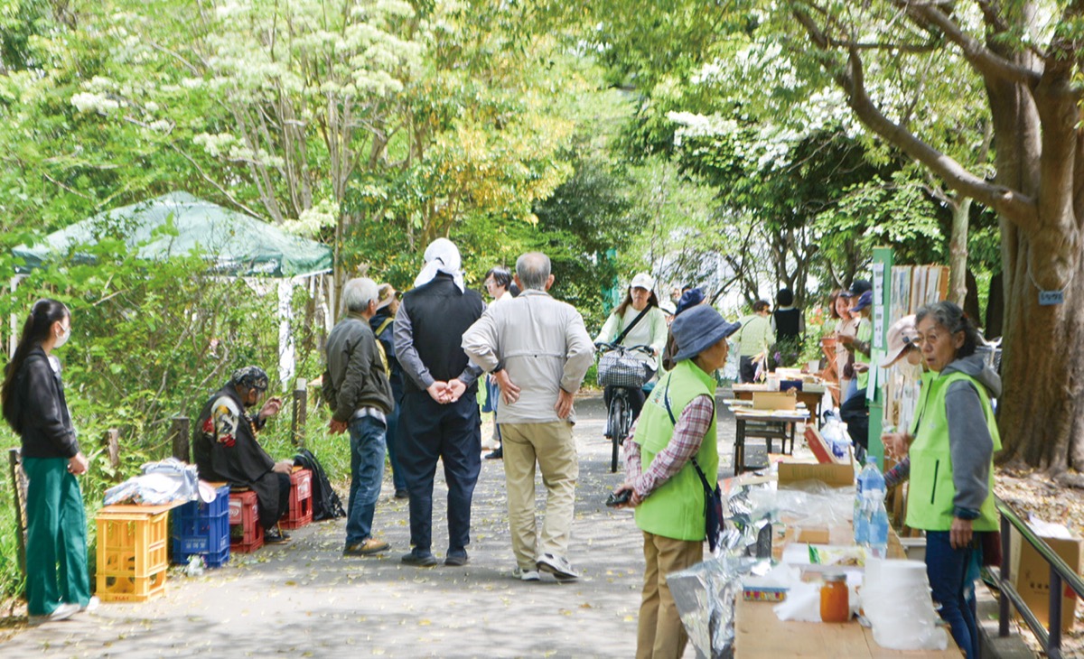 多くの地域住民が集まった緑道内の鳥の広場