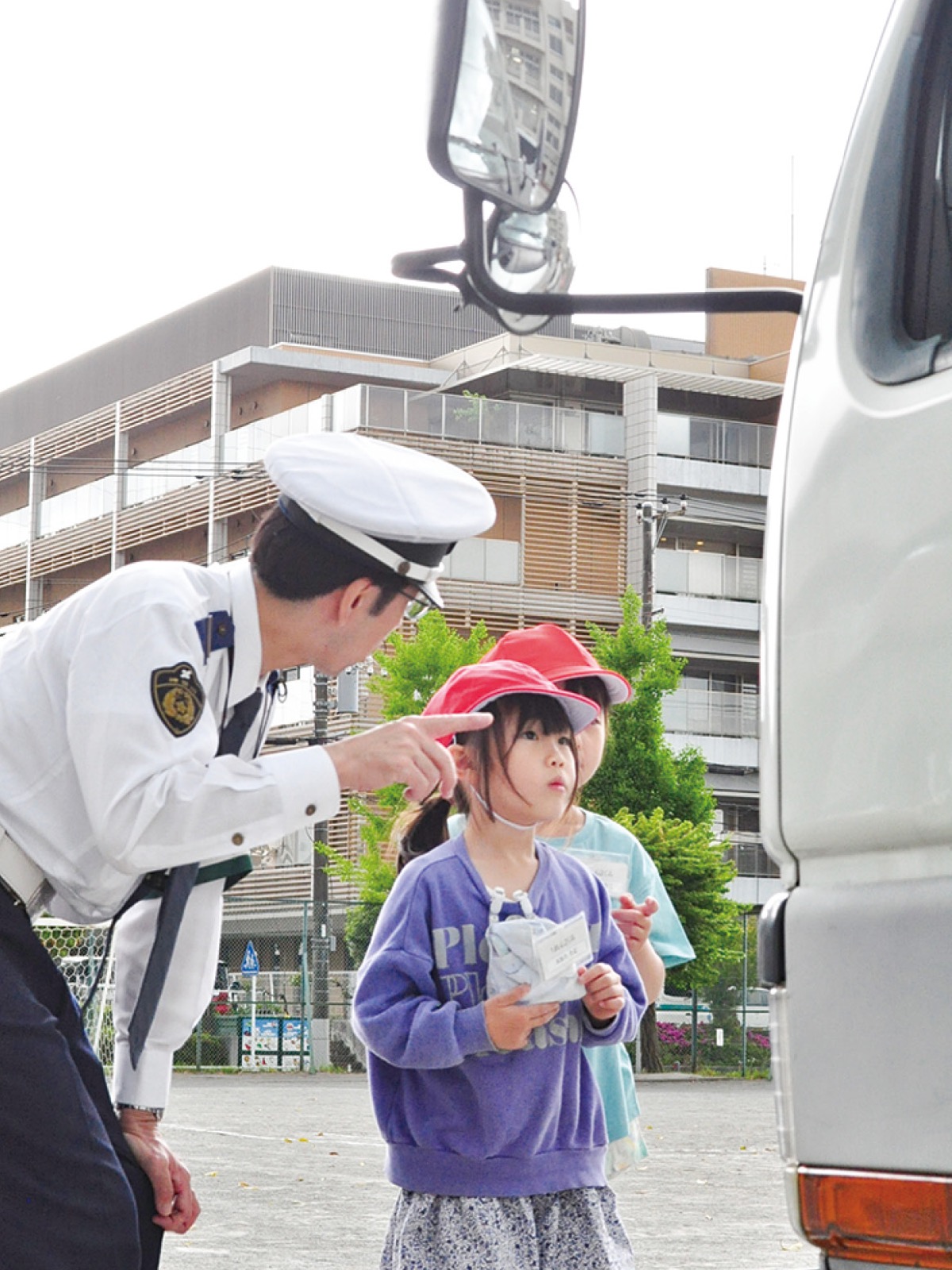 注意事項に真剣に耳を傾ける児童