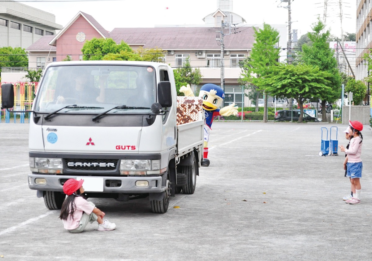 車の死角を学ぶ児童ら