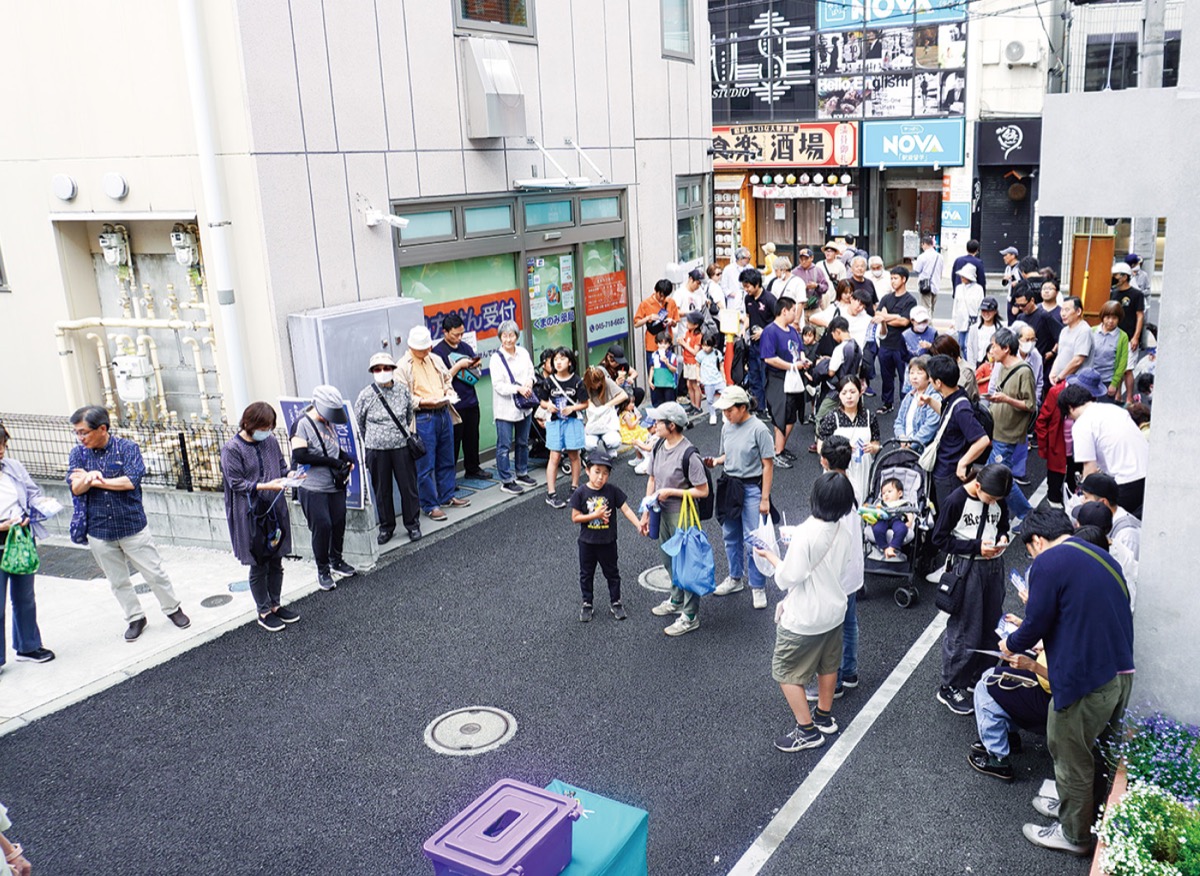 大勢集まる抽選会場＝提供写真